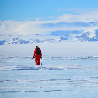 Une vue de la surface de l'inlandsis de l'Antarctique. © CNRS